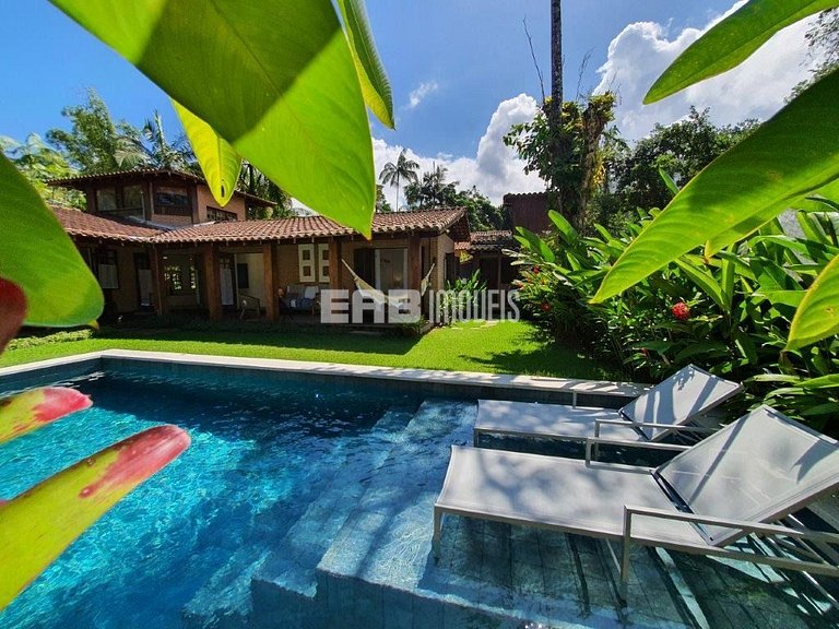 Casa com 2 suítes, piscina, churrasqueira e ar condicionado
