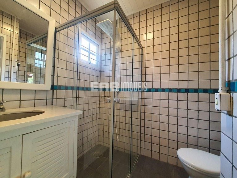 Casa com 2 suítes, piscina, churrasqueira e ar condicionado