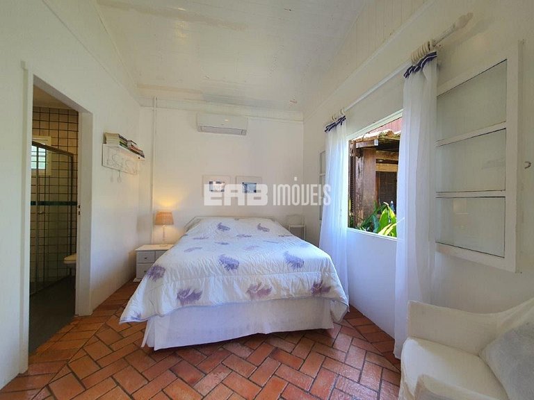 Casa com 2 suítes, piscina, churrasqueira e ar condicionado