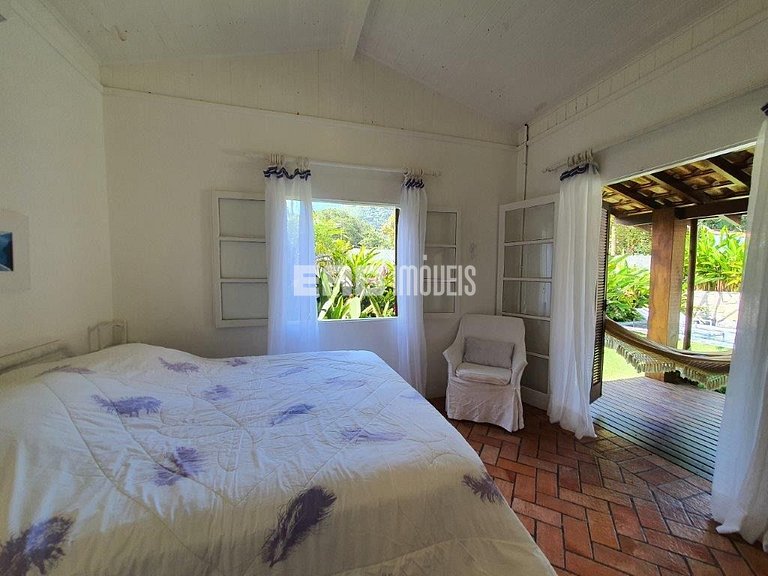 Casa com 2 suítes, piscina, churrasqueira e ar condicionado