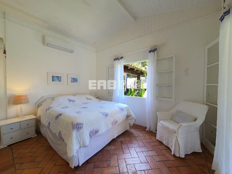 Casa com 2 suítes, piscina, churrasqueira e ar condicionado