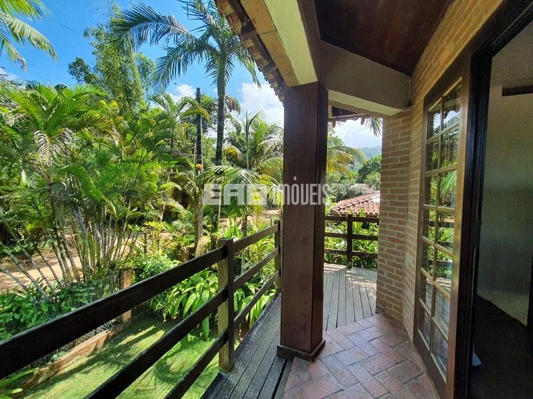 Casa com 2 suítes, piscina, churrasqueira e ar condicionado