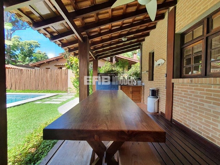 Casa com 2 suítes, piscina, churrasqueira e ar condicionado