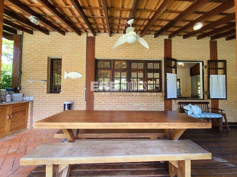 Casa com 2 suítes, piscina, churrasqueira e ar condicionado