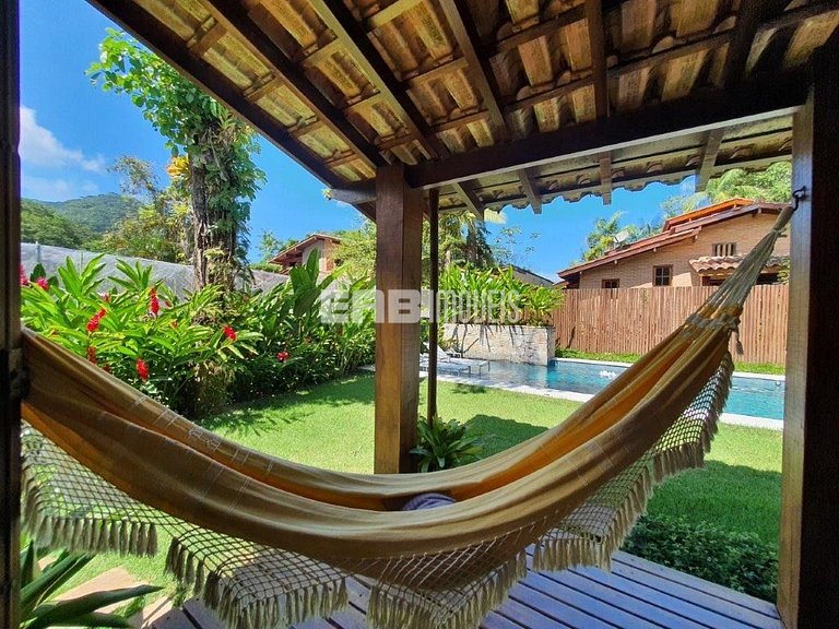 Casa com 2 suítes, piscina, churrasqueira e ar condicionado