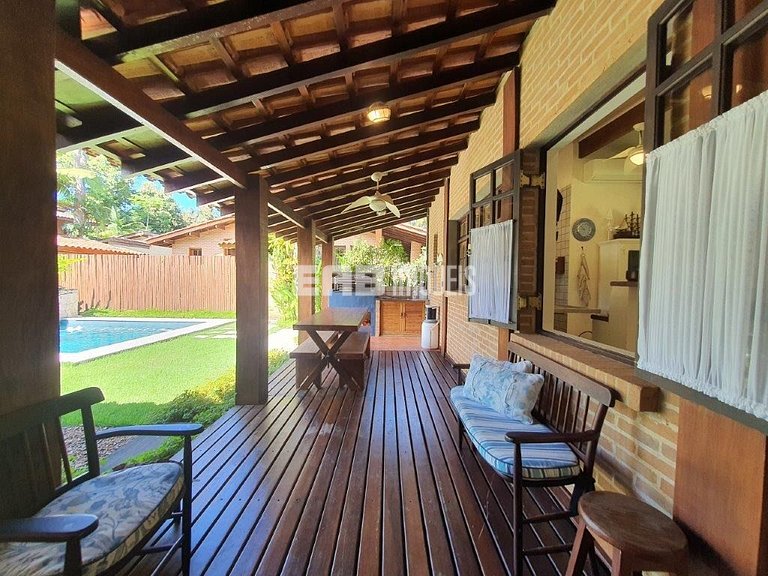 Casa com 2 suítes, piscina, churrasqueira e ar condicionado