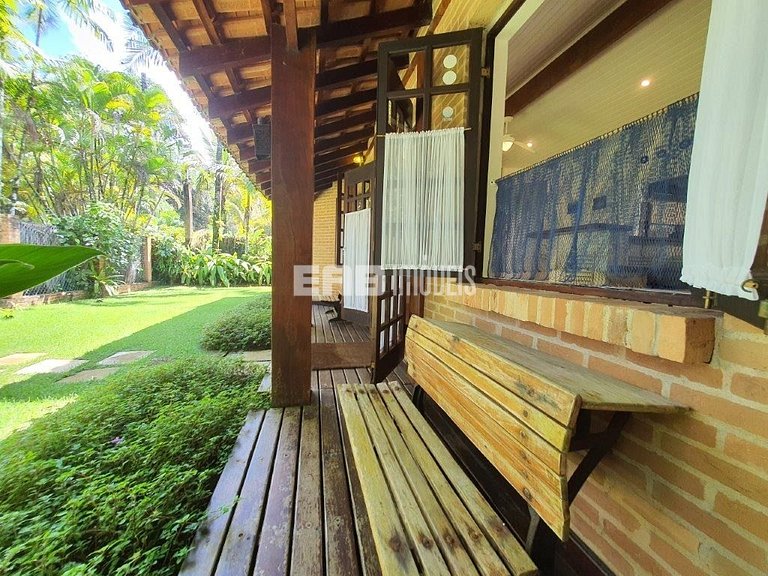 Casa com 2 suítes, piscina, churrasqueira e ar condicionado