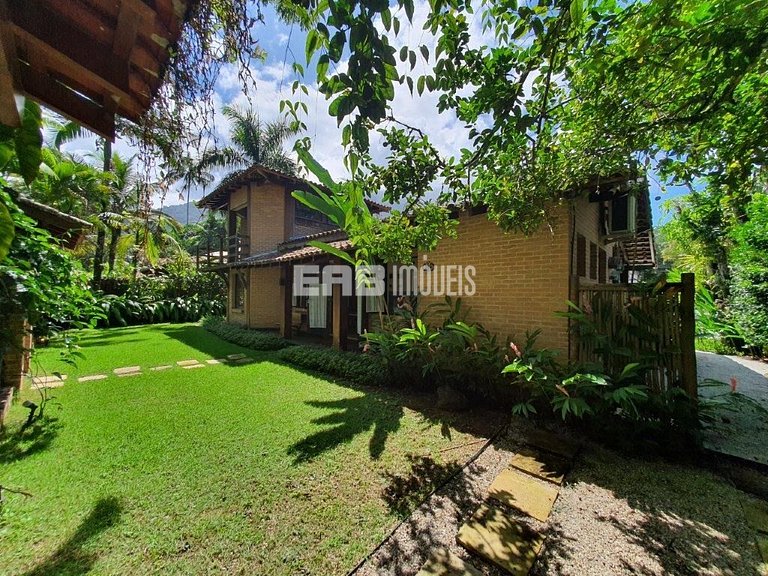 Casa com 2 suítes, piscina, churrasqueira e ar condicionado