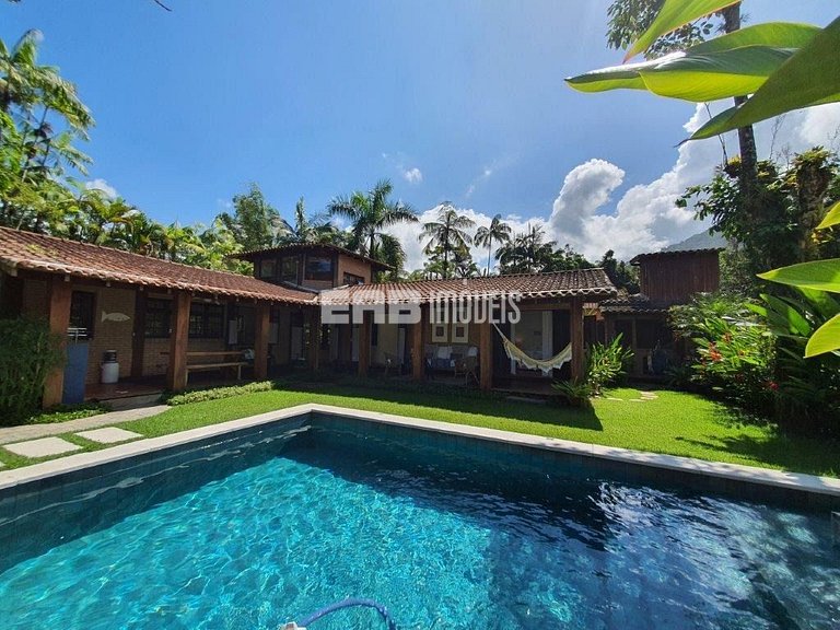 Casa com 2 suítes, piscina, churrasqueira e ar condicionado
