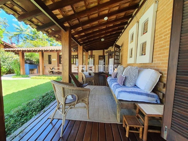 Casa com 2 suítes, piscina, churrasqueira e ar condicionado