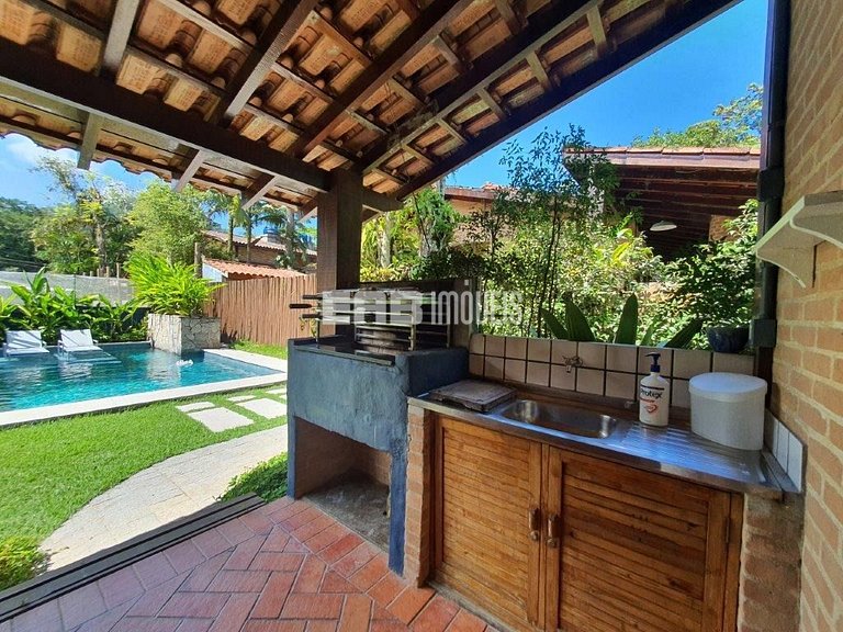 Casa com 2 suítes, piscina, churrasqueira e ar condicionado