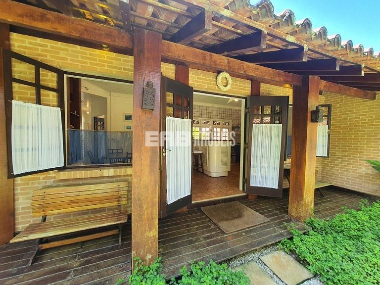 Casa com 2 suítes, piscina, churrasqueira e ar condicionado