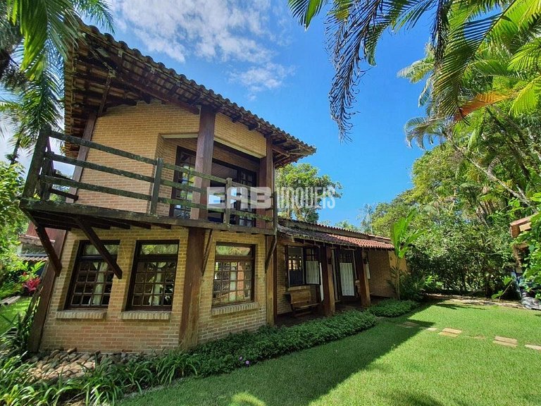 Casa com 2 suítes, piscina, churrasqueira e ar condicionado