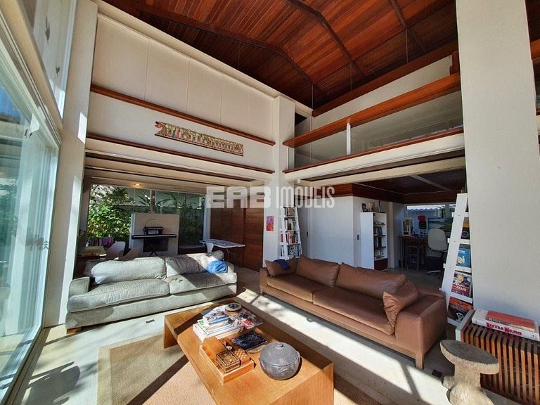 Casa moderna com 4 suítes em Itamambuca