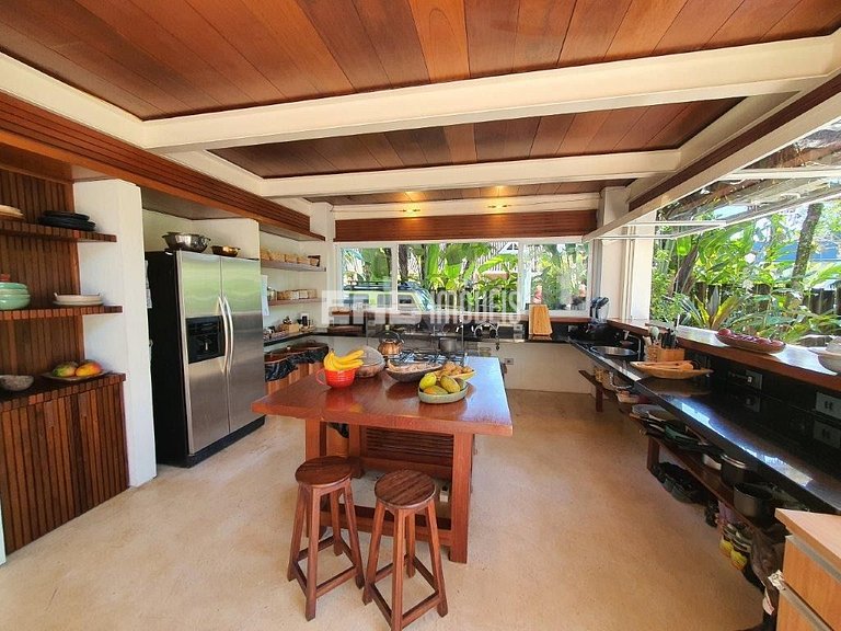 Casa moderna com 4 suítes em Itamambuca