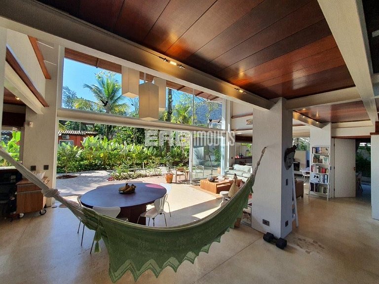 Casa moderna com 4 suítes em Itamambuca