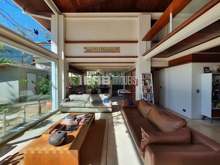 Casa moderna com 4 suítes em Itamambuca