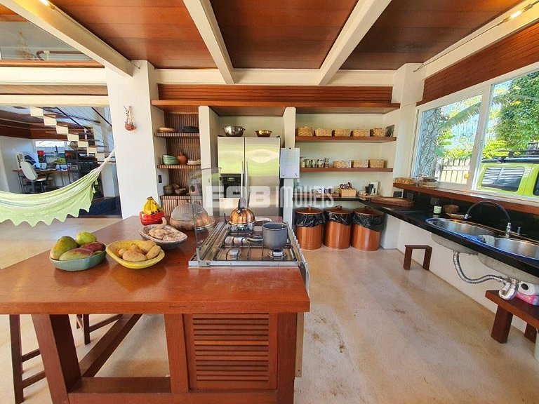 Casa moderna com 4 suítes em Itamambuca