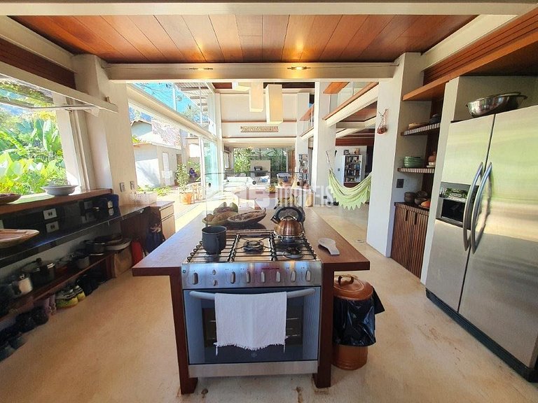 Casa moderna com 4 suítes em Itamambuca