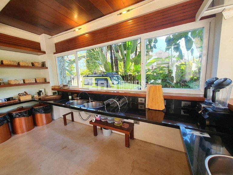 Casa moderna com 4 suítes em Itamambuca