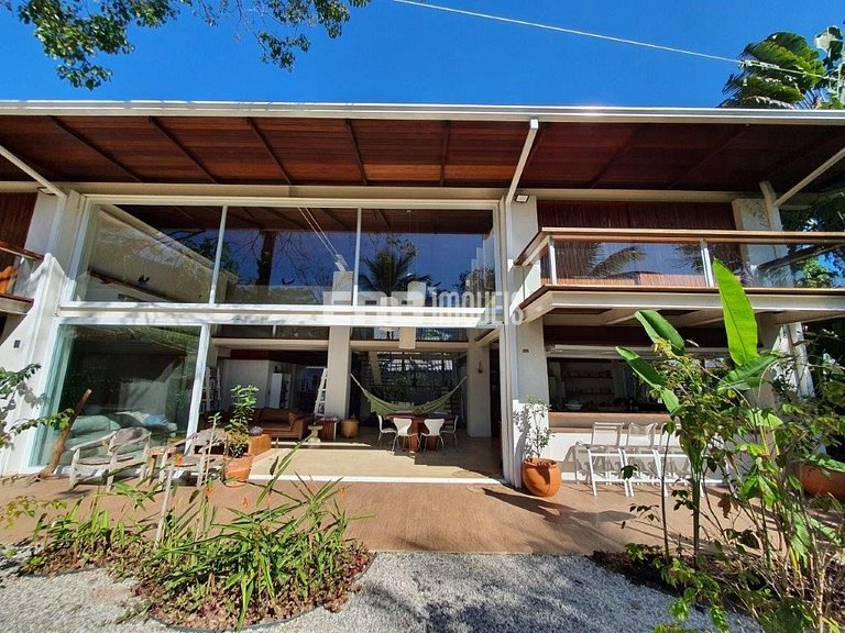 Casa moderna com 4 suítes em Itamambuca