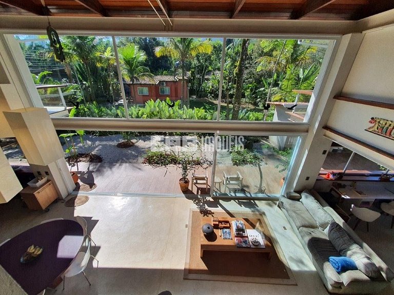 Casa moderna com 4 suítes em Itamambuca