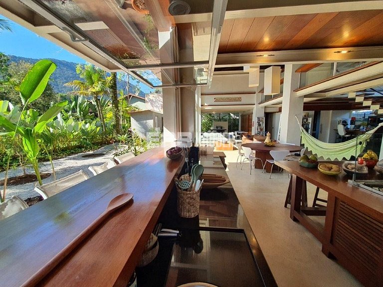 Casa moderna com 4 suítes em Itamambuca