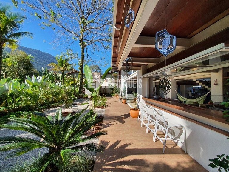 Casa moderna com 4 suítes em Itamambuca