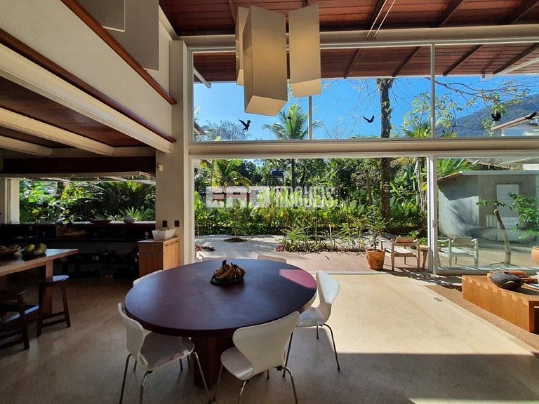 Casa moderna com 4 suítes em Itamambuca