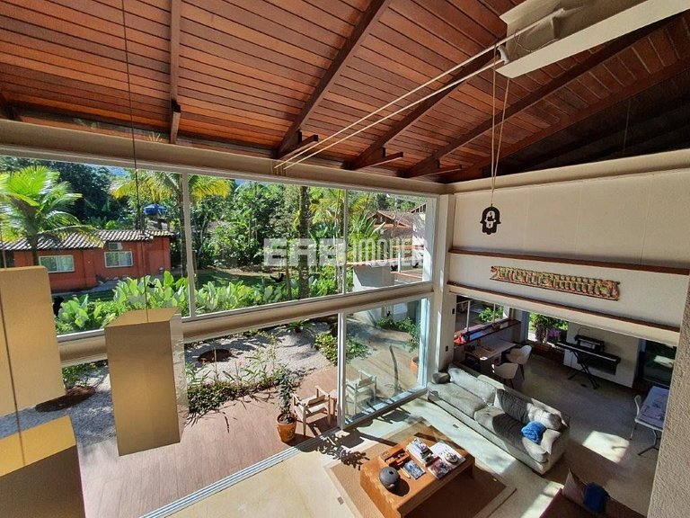 Casa moderna com 4 suítes em Itamambuca