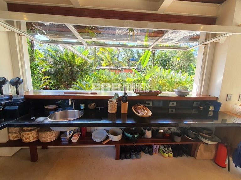 Casa moderna com 4 suítes em Itamambuca