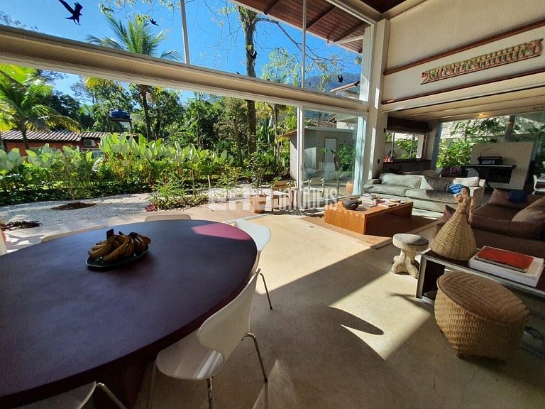 Casa moderna com 4 suítes em Itamambuca