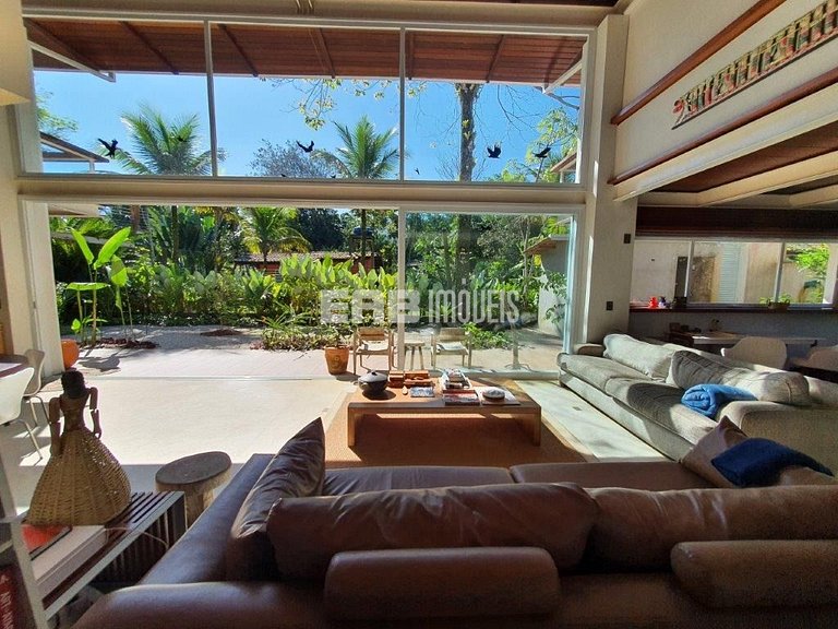 Casa moderna com 4 suítes em Itamambuca