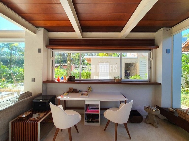 Casa moderna com 4 suítes em Itamambuca