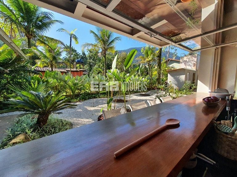 Casa moderna com 4 suítes em Itamambuca