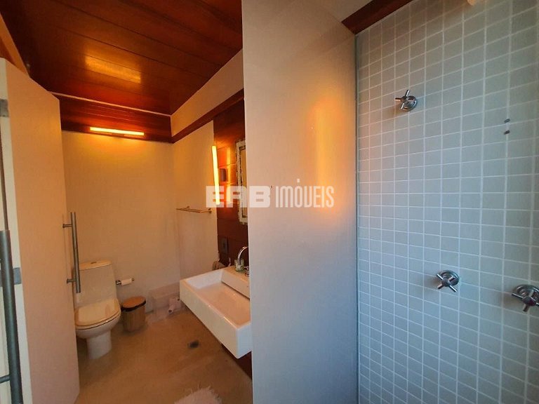 Casa moderna com 4 suítes em Itamambuca