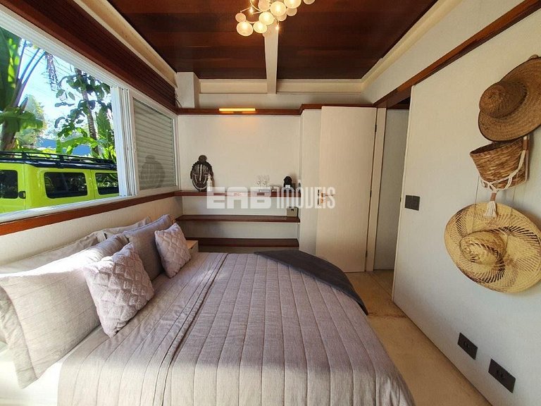 Casa moderna com 4 suítes em Itamambuca