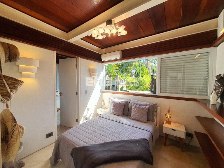 Casa moderna com 4 suítes em Itamambuca