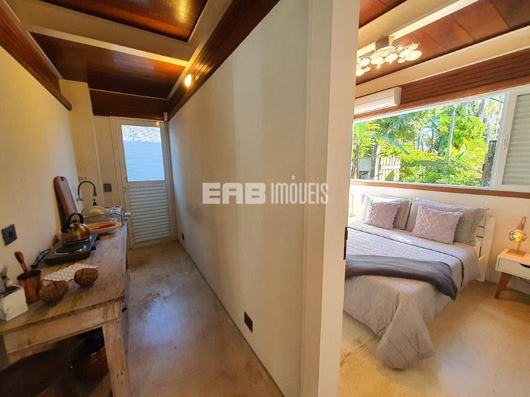 Casa moderna com 4 suítes em Itamambuca