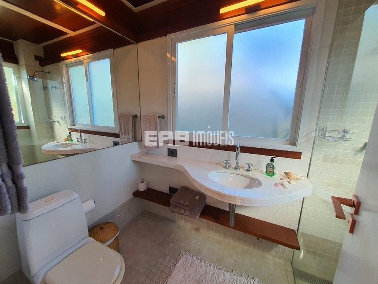 Casa moderna com 4 suítes em Itamambuca