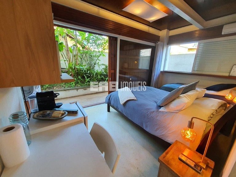 Casa moderna com 4 suítes em Itamambuca