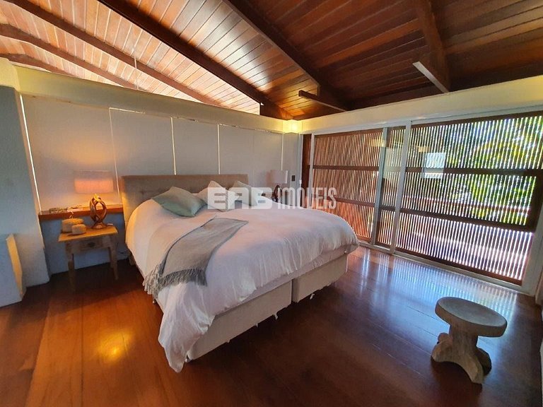 Casa moderna com 4 suítes em Itamambuca