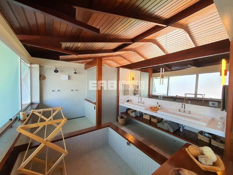 Casa moderna com 4 suítes em Itamambuca