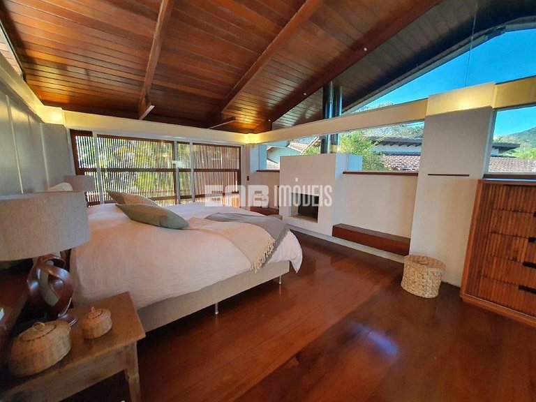 Casa moderna com 4 suítes em Itamambuca