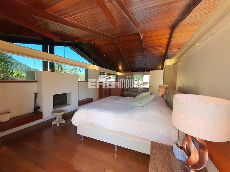 Casa moderna com 4 suítes em Itamambuca