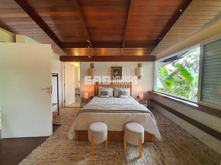 Casa moderna com 4 suítes em Itamambuca