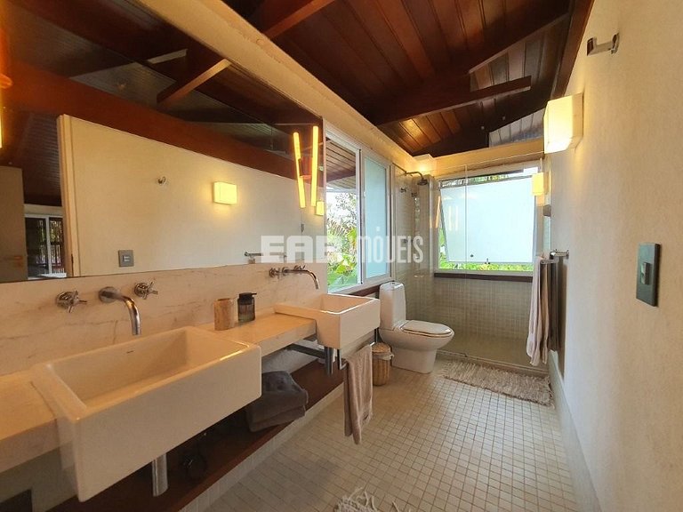 Casa moderna com 4 suítes em Itamambuca