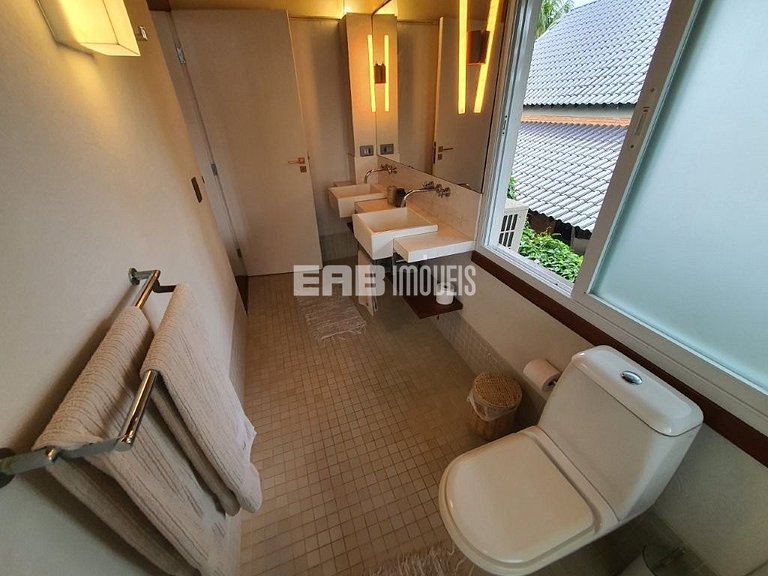 Casa moderna com 4 suítes em Itamambuca