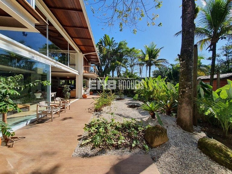 Casa moderna com 4 suítes em Itamambuca