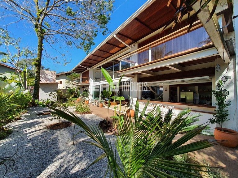 Casa moderna com 4 suítes em Itamambuca